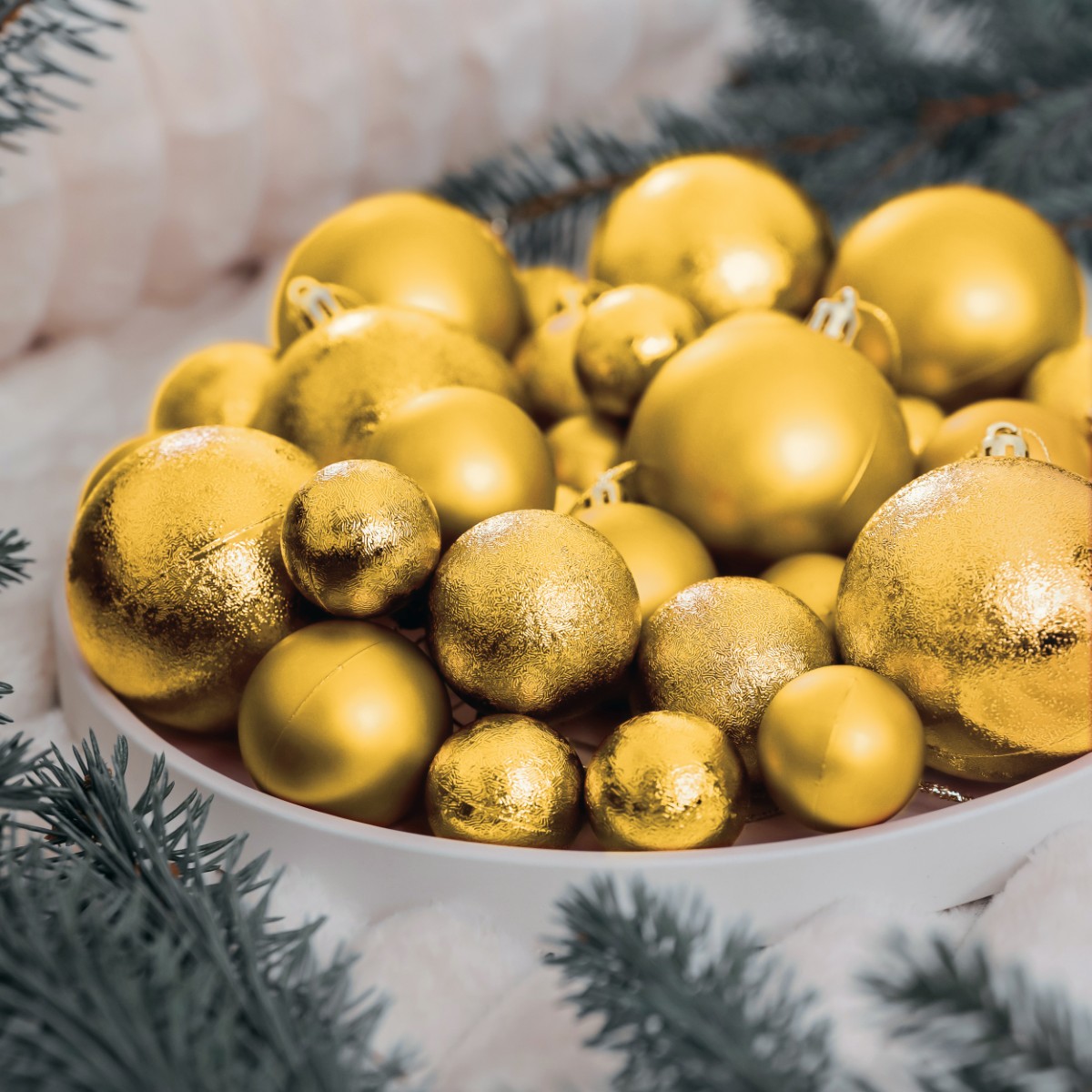 Bombki choinkowe dzięki ich gładkiej, lustrzanej powierzchni i efektownemu wykończeniu brokatem, perfekcyjnie odbijają światło, intensyfikując efekt migoczących i błyszczących ozdób